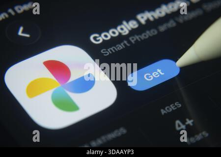 Dhaka, Bangladesh- 01 Dec 2025 : gros plan de l'icône de l'application Google photos dans l'App Store sur un écran iPad Banque D'Images