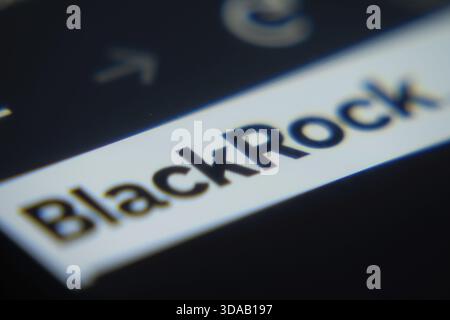 Dhaka, Bangladesh- 02 déc. 2025 : un gros plan de l'écran d'un ordinateur portable affiche l'interface Web BlackRock dans un navigateur Banque D'Images