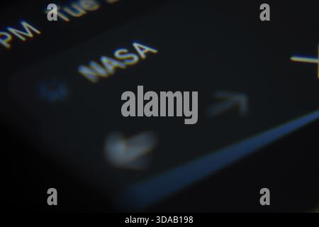 Dhaka, Bangladesh- 02 déc. 2025 : un gros plan de l'écran d'un ordinateur portable affiche l'interface web de la NASA dans un navigateur Banque D'Images