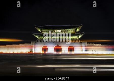 Porte de Gwanghwamun prise la nuit. La porte est l'entrée principale du palais de Gyeongbokgung à Séoul, en Corée du Sud. Les voitures ajoutent des traînées de lumière de mouvement t Banque D'Images
