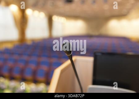 Tribune avec microphone et ordinateur dans la salle de conférence Banque D'Images