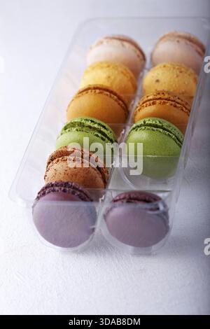 Biscuits aux amandes macarons multicolores dans une boîte Banque D'Images
