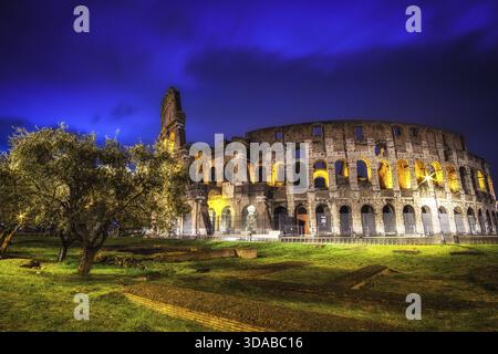 Colisée la nuit vu de la zone herbeuse près de l'entrée principale. Rome, Italie, Rome, Italie Banque D'Images