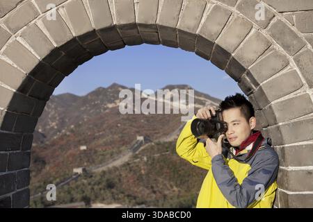 Un jeune homme pour prendre des photos dans le Grand Tourisme mural Banque D'Images