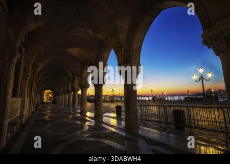 Vue sur la lagune depuis le Palais des Doges. Prise de Venise, Italie, Venise, Italie Banque D'Images