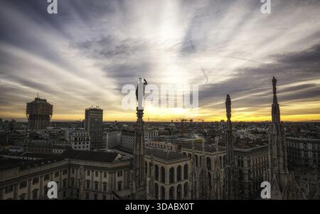 Vue sur Milan et le sommet du Duomo vu depuis le toit du Duomo de Milan. Lumière du coucher de soleil sur la ville, Milan, Italie Banque D'Images