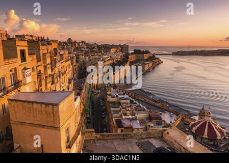 Valletta, Malte - les maisons traditionnelles et les murs du Grand Port de la Valette au lever du soleil Banque D'Images