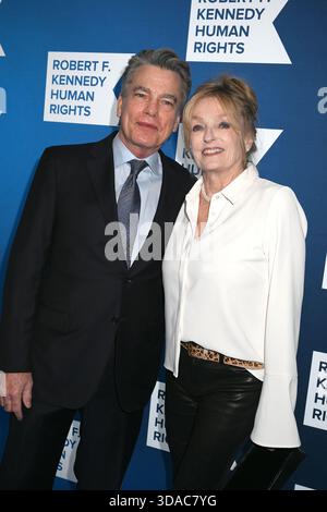 Peter Gallagher et son épouse Paula Harwood assistent au gala Robert F. Kennedy Human Rights Ripple of Hope Awards à New York, New York, au Midtown Hilton, le 9 décembre 2025. Robin Platzer/ Twin images/ Credit : Sipa USA/Alamy Live News Banque D'Images