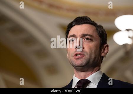 Washington, États-Unis. 09th Dec, 2025. Le sénateur américain Jon Ossoff (démocrate de Géorgie) prend la parole lors de déjeuners politiques hebdomadaires dans le couloir de l'horloge de l'Ohio du Sénat à Washington, DC le dimanche 9 décembre 2025. Photo de Mattie Neretin/CNP/ABACAPRESS.COM crédit : Abaca Press/Alamy Live News Banque D'Images