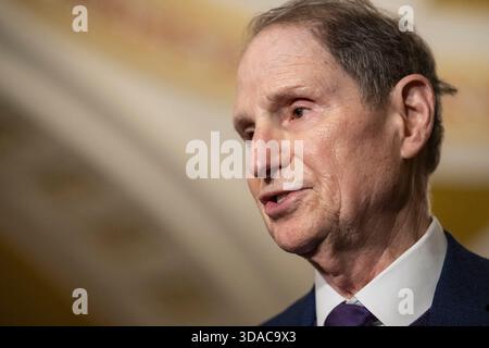 Washington, États-Unis. 09th Dec, 2025. Le sénateur américain Ron Wyden (démocrate de l'Oregon) prend la parole lors de déjeuners politiques hebdomadaires dans le couloir de l'horloge de l'Ohio du Sénat à Washington, DC le dimanche 9 décembre 2025. Photo de Mattie Neretin/CNP/ABACAPRESS.COM crédit : Abaca Press/Alamy Live News Banque D'Images