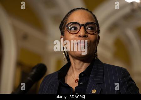 Washington, États-Unis. 09th Dec, 2025. La sénatrice des États-Unis Angela Alsobrooks (démocrate du Maryland) prend la parole lors de déjeuners politiques hebdomadaires dans le couloir de l'horloge de l'Ohio du Sénat à Washington, DC, le dimanche 9 décembre 2025. Photo de Mattie Neretin/CNP/ABACAPRESS.COM crédit : Abaca Press/Alamy Live News Banque D'Images
