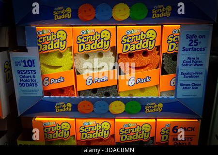 Paquets d'éponges à récurer Scrub Daddy à vendre sur les étagères à l'intérieur d'un supermarché Sam's Club Banque D'Images