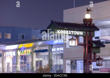 Los Angeles, Californie, États-Unis - 28 décembre 2024 : une lumière artificielle illumine un panneau Koreatown. Banque D'Images