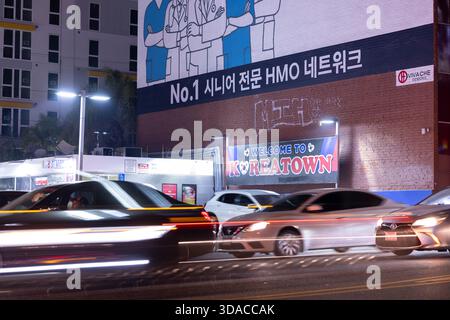 Los Angeles, Californie, États-Unis - 28 décembre 2024 : une lumière artificielle illumine un panneau Koreatown. Banque D'Images