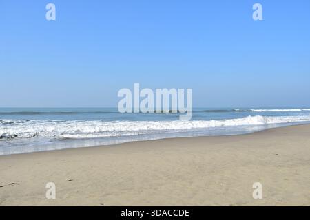 Vue imprenable sur la mer à Cox’s Bazar Beach – la plus longue plage naturelle de la mer Banque D'Images