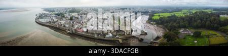 Vue panoramique aérienne de Caernarfon avec château, ville et côte environnante Banque D'Images