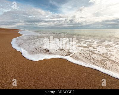 Vue grand angle sur le surf doux rencontre la plage de sable étendue de Lara Beach, Antalya Banque D'Images