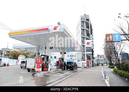 Un tableau électrique affiche le prix de l'essence dans une station-service de Tokyo, au Japon, le 3 décembre 2025. Le projet de loi visant à abolir le taux provisoire de taxe sur l'essence et le carburant diesel a été adopté et promulgué à la Diète le 28 novembre. (Photo AFLO) Banque D'Images