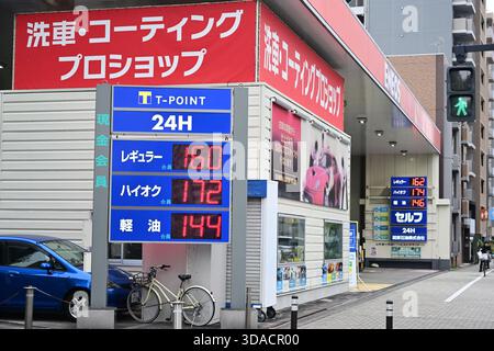 Un tableau électrique affiche le prix de l'essence dans une station-service de Tokyo, au Japon, le 3 décembre 2025. Le projet de loi visant à abolir le taux provisoire de taxe sur l'essence et le carburant diesel a été adopté et promulgué à la Diète le 28 novembre. (Photo AFLO) Banque D'Images