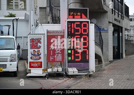 Un tableau électrique affiche le prix de l'essence dans une station-service de Tokyo, au Japon, le 3 décembre 2025. Le projet de loi visant à abolir le taux provisoire de taxe sur l'essence et le carburant diesel a été adopté et promulgué à la Diète le 28 novembre. (Photo AFLO) Banque D'Images