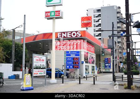 Un tableau électrique affiche le prix de l'essence dans une station-service de Tokyo, au Japon, le 3 décembre 2025. Le projet de loi visant à abolir le taux provisoire de taxe sur l'essence et le carburant diesel a été adopté et promulgué à la Diète le 28 novembre. (Photo AFLO) Banque D'Images