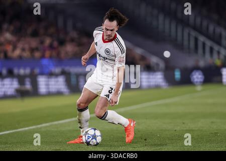 Arthur Theate de l'Eintracht Francfort lors de l'UEFA Champions League, phase de ligue, match de football MD6 entre le FC Barcelone et l'Eintracht Francfort le 9 décembre 2025 au stade Camp Nou de Barcelone, Espagne Banque D'Images