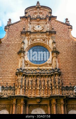 Relief sculptural représentant Jésus et douze apôtres sur la façade de la Basilique de Montserrat Basilique de Montserrat. Santa Maria de Montserrat Banque D'Images