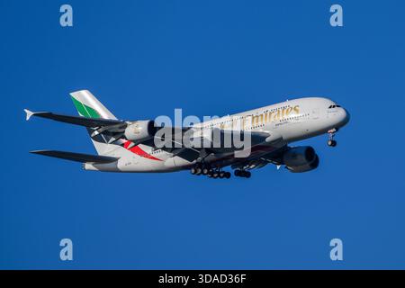 Sydney Airport, Sydney, Australie le 18 novembre 2025, Airbus A380 d'Emirates Airlines en approche finale Banque D'Images