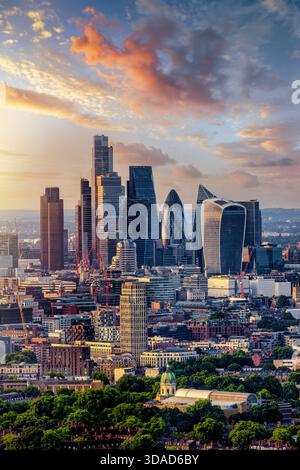 Vue surélevée sur le coucher du soleil d'été de la ville de Londres, en Angleterre, depuis un point de vue unique Banque D'Images