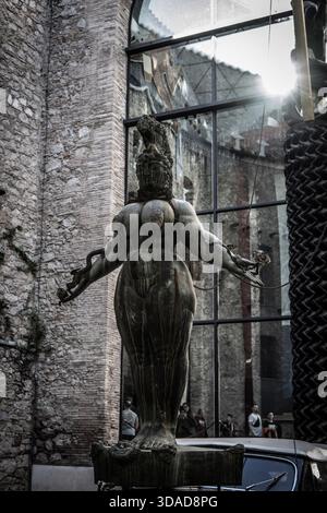 “La Grande Esther” d’Ernst Fuchs, cour centrale, Théâtre-Musée Dalí, Figueres, Province de Gérone, Catalogne, Espagne Banque D'Images