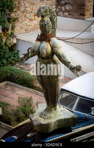 “La Grande Esther” d’Ernst Fuchs, cour centrale, Théâtre-Musée Dalí, Figueres, Province de Gérone, Catalogne, Espagne Banque D'Images