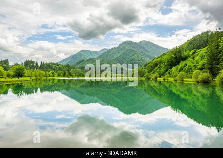 Lac Elisabethsee au printemps, Autriche, haute-Autriche Banque D'Images