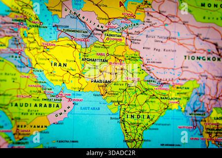 Gros plan d'une carte politique montrant l'Asie du Sud et l'Asie centrale, y compris l'Iran, l'Afghanistan, le Pakistan, l'Inde, et les régions environnantes. Banque D'Images