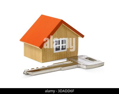 Modèle en bois de maison avec clé sur le fond blanc. Concept immobilier Banque D'Images