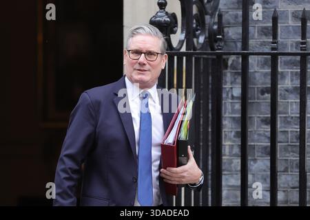 Londres, Royaume-Uni. 10 décembre 2025. Le premier ministre britannique Sir Keir Starmer quitte le 10 Downing Street pour assister aux questions hebdomadaires du premier ministre PMQ au Parlement. Crédit : Uwe Deffner/Alamy Live News Banque D'Images