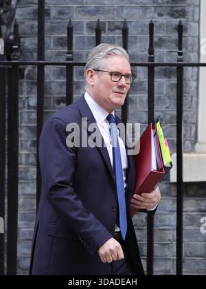 Londres, Royaume-Uni. 10 décembre 2025. Le premier ministre britannique Sir Keir Starmer quitte le 10 Downing Street pour assister aux questions hebdomadaires du premier ministre PMQ au Parlement. Crédit : Uwe Deffner/Alamy Live News Banque D'Images