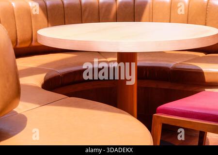 Chaises et tables en bois dans un café, gros plan de la photo Banque D'Images