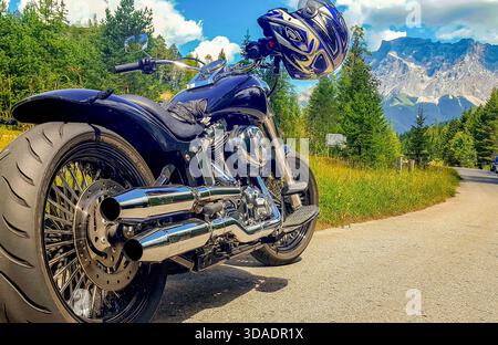 Une moto magnifique garée sur une route de montagne dans les Alpes, Autriche, Europe. Banque D'Images
