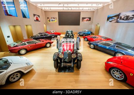 Londres, Royaume-Uni. 10 décembre 2025. Mercedes-Benz 36/220 S-type four Seater Sports Tourer 1928, estimez £1 250 000 - £1 750 000 avec d'autres voitures dont une Lamborghini Countach LP400S coupé 1981, estimez £450 000 - £550 000 et une Ferrari 599 GTB Fiorano coupé 2007, estimez £400 000 - £600 000 - £160 000 avec d'autres voitures dont une Bently et une Porsche Carrera - un aperçu de la vente de rue Bond : important Collectors Motor et Automobilia, à Bonhams, New Bond Street, Londres. La vente a lieu le 11 décembre 2025 crédit : Guy Bell/Alamy Live News Banque D'Images