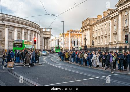 Très fréquenté College Green Dublin avec Trinity College, Bank of Ireland et Green Dublin bus dans la circulation quotidienne de la ville et la ruée piétonne. Banque D'Images