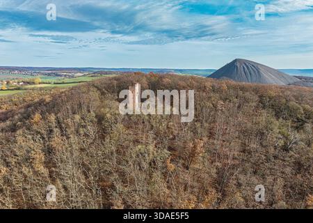Une vue sur le Moltkewarte, une tour de guet près de Sangerhausen, en automne. Banque D'Images