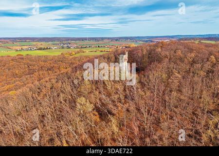 Une vue sur le Moltkewarte, une tour de guet près de Sangerhausen, en automne. Banque D'Images