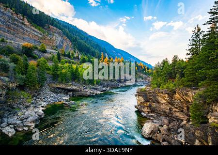 Vue panoramique à couper le souffle sur la rivière Kootenay couleur émeraude qui coule gracieusement à travers un paysage majestueux de crêtes de montagnes boisées Banque D'Images