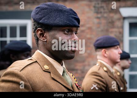 BEVERLEY, Royaume-Uni - 12 NOVEMBRE : jour du souvenir 2023 mars passé par les cadets de la Royal Army en uniforme intelligent et béret le 12 novembre 2023 à Beverley, Royaume-Uni. Banque D'Images