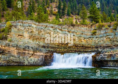 Vue panoramique à couper le souffle sur la rivière Kootenay couleur émeraude qui coule gracieusement à travers un paysage majestueux de crêtes de montagnes boisées Banque D'Images