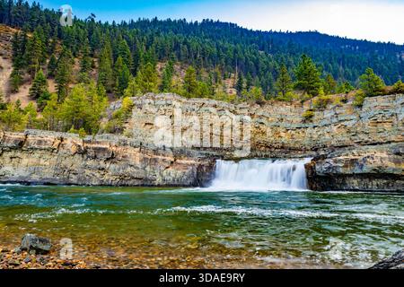 Vue panoramique à couper le souffle sur la rivière Kootenay couleur émeraude qui coule gracieusement à travers un paysage majestueux de crêtes de montagnes boisées Banque D'Images
