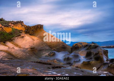Le paysage unique présente des formations de grès altérées le long de la côte, créant une scène naturelle étonnante Banque D'Images