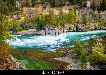 Vue panoramique à couper le souffle sur la rivière Kootenay couleur émeraude qui coule gracieusement à travers un paysage majestueux de crêtes de montagnes boisées Banque D'Images