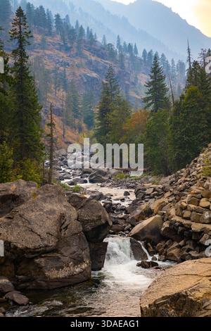 Une rivière de montagne pittoresque coule gracieusement à travers des rochers accidentés dans le paysage magnifique de l'état du Montana. Banque D'Images