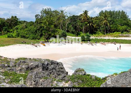 Belle plage de sable mandorak sur l'île de sumba en indonésie, plage de sable blanc, eau turquoise, falaises, crique de mer, bateaux de pêche traditionnels en bois Banque D'Images